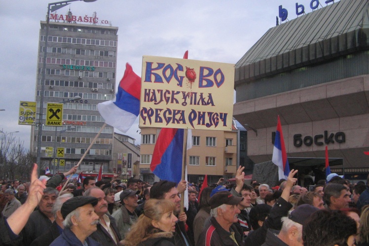 Косовські серби протестують проти проголошення незалежності Косова, 27 березня 2008 року.