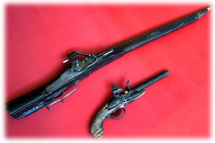 Rifle with a wheel lock of the 17th century from Western Europe, which consists of a steel barrel built into a wooden bed, a wheel lock is attached to the right, with no ramrod.