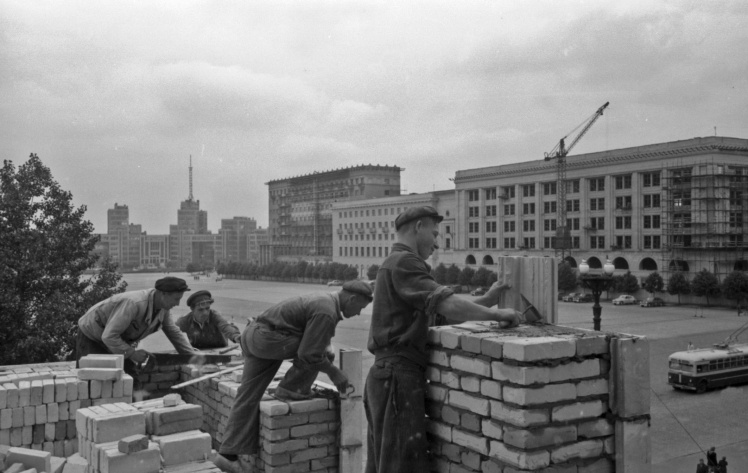 Будівництво будівлі Діпрококсу (Держінститут із проєктування підприємств коксохімічної промисловості) на вулиці Сумській у Харкові, 23 червня 1955 року.