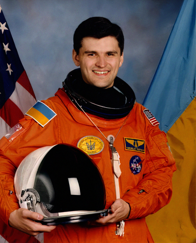 Kadenyukʼs understudy Yaroslav Pustovyi during training at the NASA center in September 1997. In the end, he did not fly into space. He has been living in Canada since 2007, and became one of the developers of the Canadian Cosmonaut Training Center. In 2014, he joined the Canadian Space Commerce Association, and later became the president of the organization.