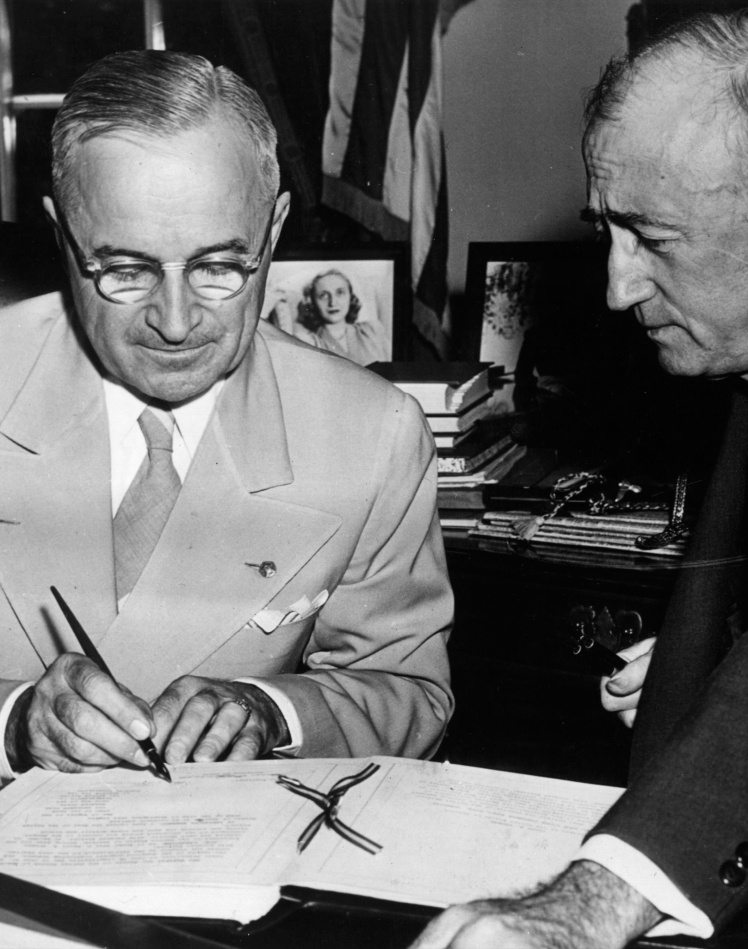Президент США Гаррі Трумен ратифікує статут Організації Об'єднаних Націй, 8 серпня 1945 року.