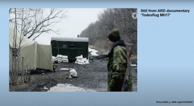 Фрагмент палатки на блокпосте на видео немецкого телеканала ARD. Скриншот трансляции судебного заседания.