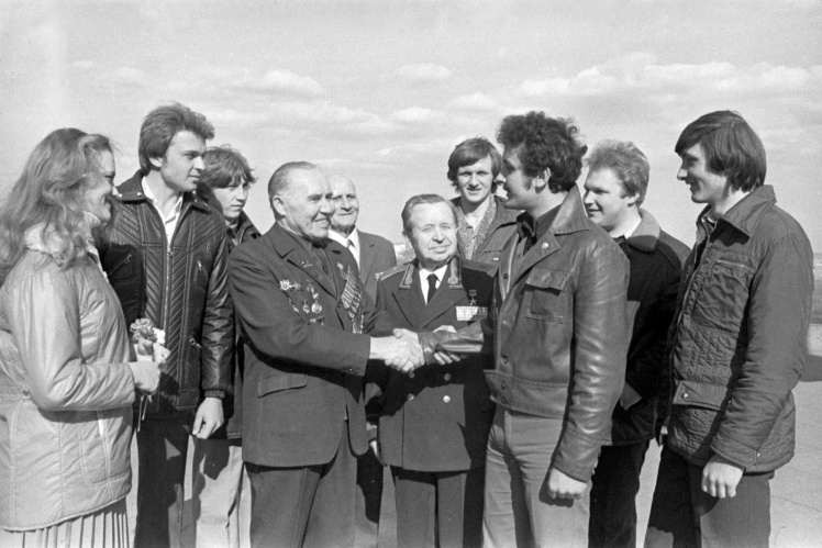 Участники Второй мировой войны поздравляют юношей Печерского района Киева с призывом в армию, 1981 год.