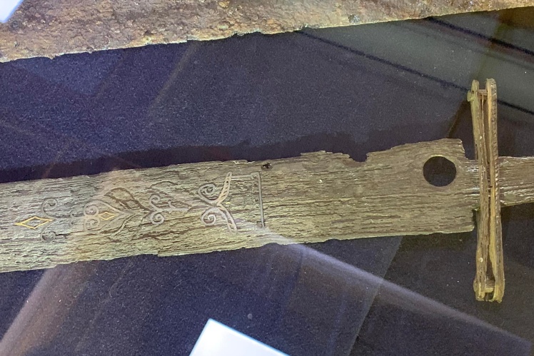 The blade is inlaid with a painting similar to a plant.
