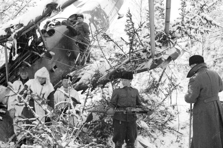 Фінський патруль розбирає збитий радянський літак, 7 січня 1940 року.