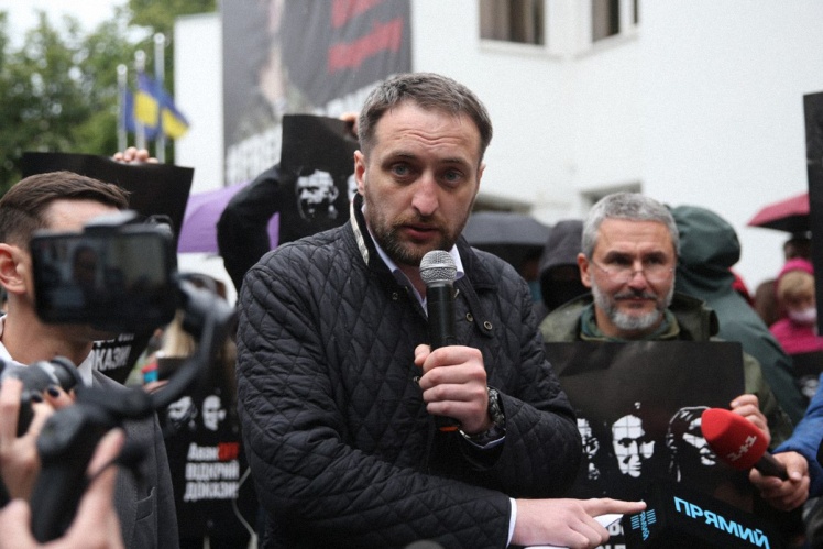Адвокат Яни Дугарь Віталій Коломієць під час акції «Авакоff, відкрий докази» біля будівлі МВС у Києві, 28 травня 2020 року.