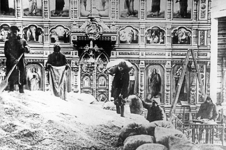 Зважування зерна у колишній церкві, де більшовики влаштували зерносховище, початок 1930-х років.