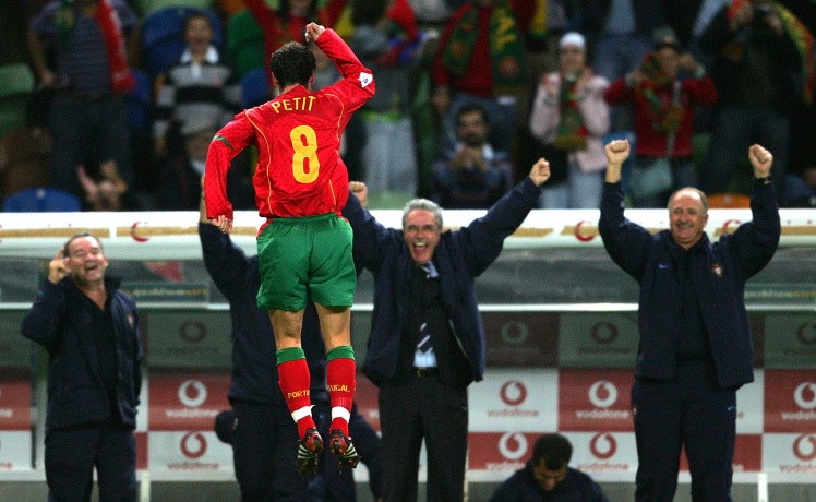 Півзахисник збірної Португалії Аманду Петі святкує забитий гол у матчі проти Росії, 13 жовтня 2004 року.