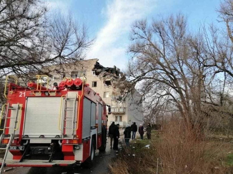 В Новой Одессе произошел взрыв в пятиэтажном жилом доме, часть здания разрушена.
