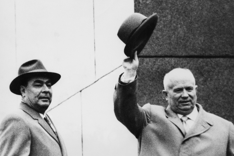 Никита Хрущев (справа) перед Мавзолеем Ленина после официального объявления о его отставке. Леонид Брежнев (слева) — один из участников антихрущевского заговора, который станет единоличным правителем СССР, 16 ноября 1964 года.