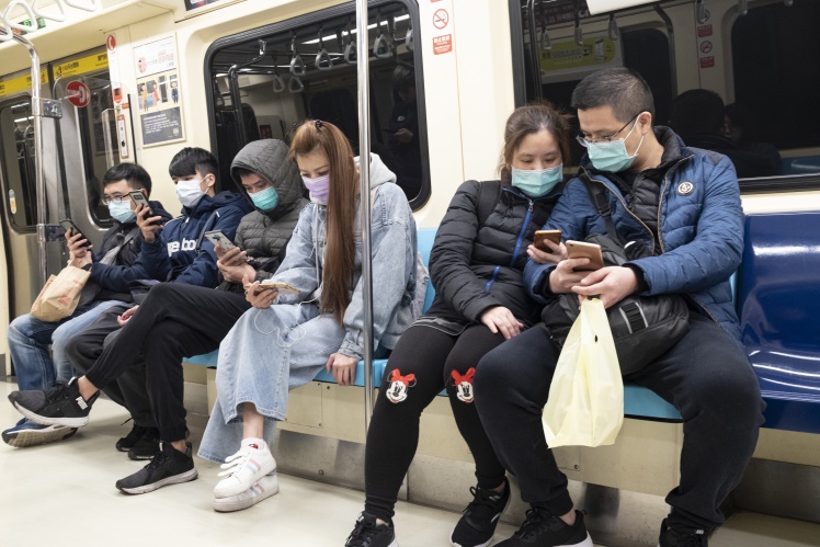 Пасажири метро в Тайбеї у захисних масках, 23 лютого 2020 року.