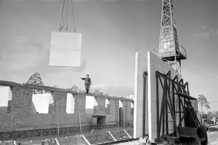 Установка міжкімнатних панелей під час будівництва Дарницького житлового масиву в Києві, лютий 1959 року.