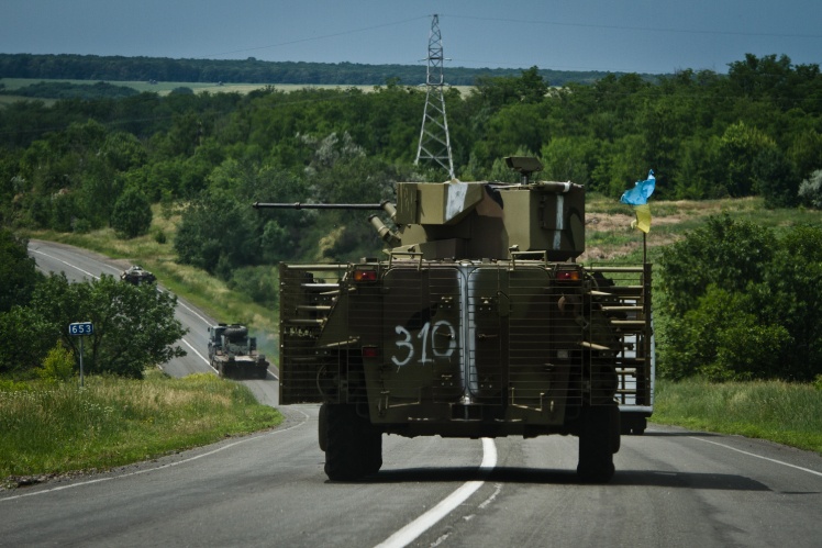 БТР-4 українського війська замикає колону, яка йде на Словʼянськ, 10 червня 2014 року.