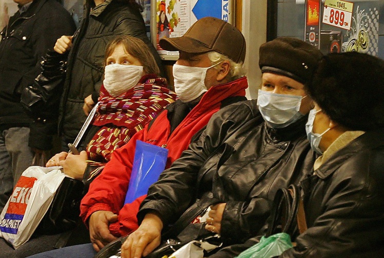 Пасажири київського метро в масках, 11 листопада 2009 року.