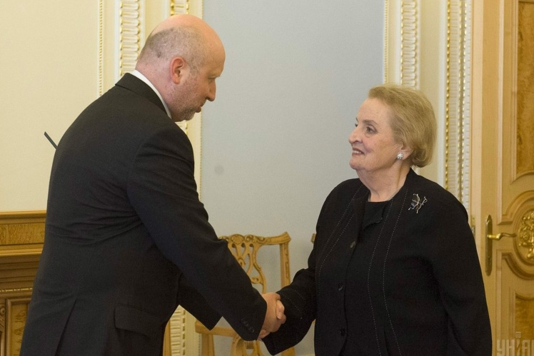 З Мадлен Олбрайт, колишнім держсекретарем США, 23 травня 2014 року.