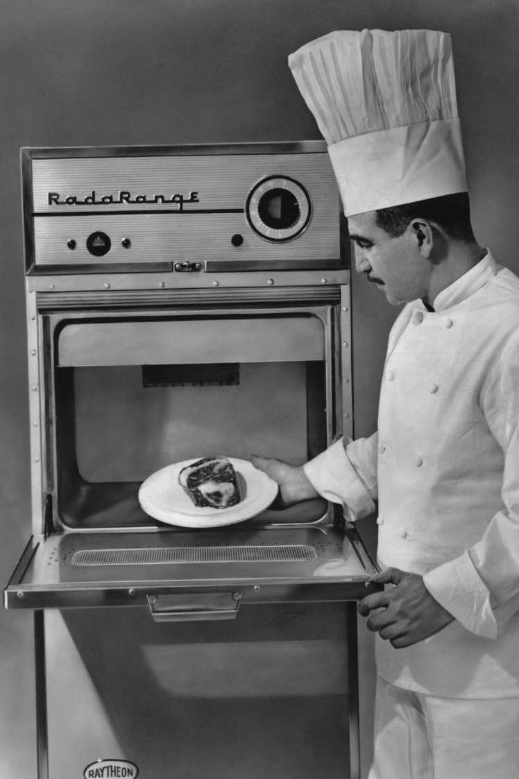 Шеф-кухар тестує мікрохвильову пічку Raytheon Radarange III, кінець 1950-х років.