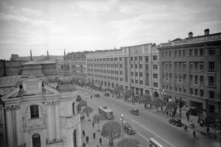 Із «лицарським будинком» межувала будівля поштамту, за нею розташовувався готель. Обидва знімки зроблено між 1938 та 1940 роками.