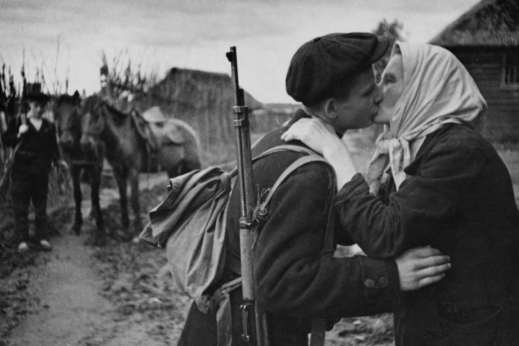 Радянський старшокласник прощається з матір’ю перед тим, як вступити до партизанського загону, 1941 рік.