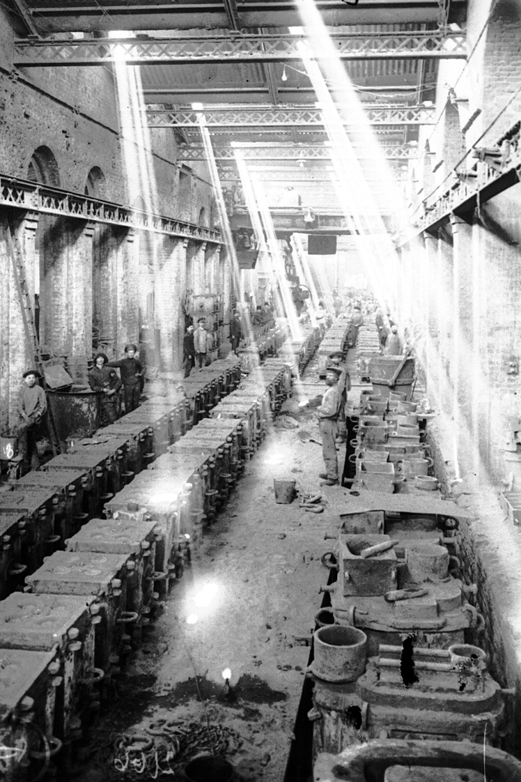 Внутрішній вигляд ливарного цеху Сталінського металургійного заводу, Сталіно (нині Донецьк), 1928 рік.