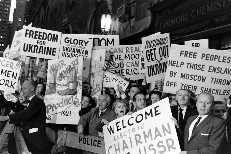 Протестувальники на вулицях Нью-Йорка під час візиту Микити Хрущова в США, вересень 1959 року.