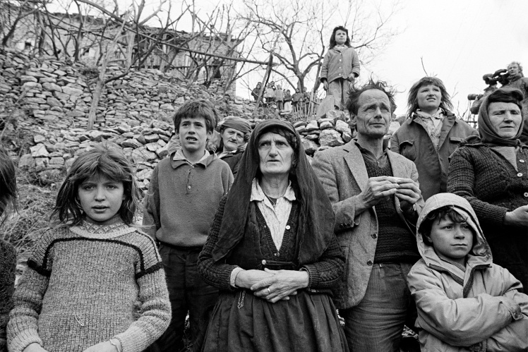 Жители небольшой деревни на севере Албании ждут итальянских солдат, которые везут гуманитарную помощь после падения режима Ходжи, 15 сентября 1991 года.