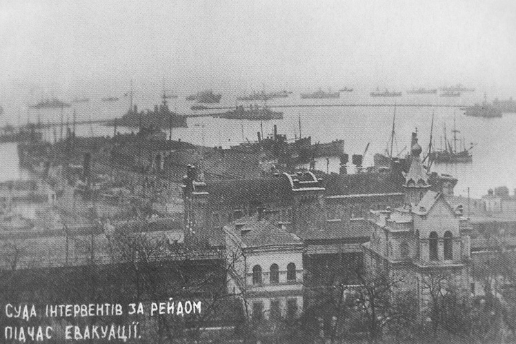 During the First World War, France was one of Russia's main creditors. Retreating from Odessa, the French tried to take everything valuable. So they took a part of the ships of the White Guard fleet stationed in Odesa. In the photo: French ships during the evacuation from Odesa, April 1919.