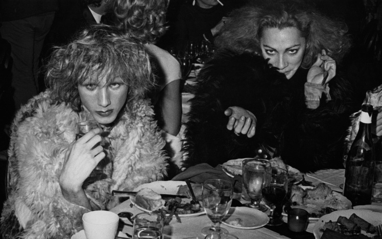 Трансгендерні актриси Голлі Вудлон і Джекі Кертіс на вечірці на честь прем'єри рок-опери «Ісус Христос — суперзірка», 12 жовтня 1971 року.