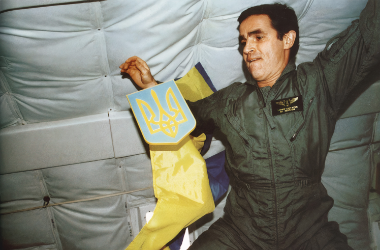 Leonid Kadenyuk with the coat of arms and flag of Ukraine on board the shuttle Columbia during the mission from November 19 to December 5, 1997.