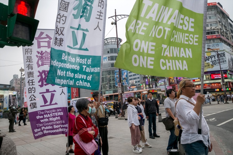 Участники демонстрации за официальную независимость Тайваня в центре столицы — Тайбэя, 2 апреля 2016 года.