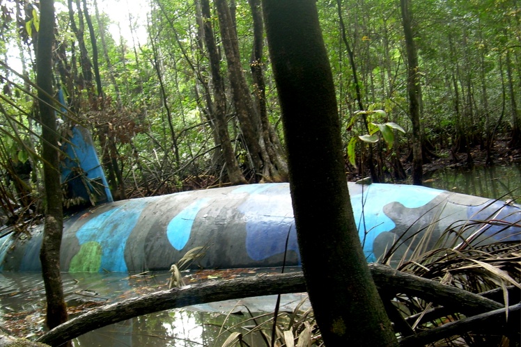 Самодельная подводная лодка, способная перевозить несколько тонн кокаина. Обнаружена в речном притоке вблизи границы Эквадора и Колумбии в 2010 году.