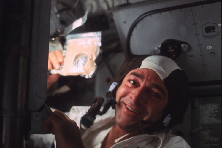 Во время полета Рональд Эванс никак не мог найти свои ножницы и боялся, что не сможет разрезать плотные пакеты с едой. Ведь ему нужно было одному ждать в командном модуле, пока Сернан и Шмитт отправятся на Луну. В итоге один из коллег оставил Эвансу свои ножницы, чтоб тот не голодал. На фото: Рональд Эванс с пакетом супа во время полета миссии «Аполлон-17», 1972 год.