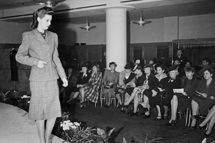 Модель на подіумі на показі West еnd Utility Fashion у Лондоні під час Другої світової війни, вересень 1942 року.