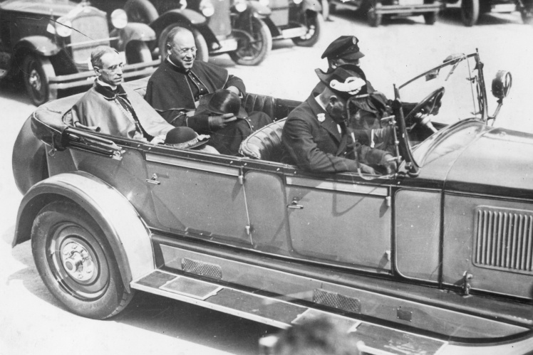 Посол Ватикану у Німеччині Еудженіо Пачеллі прибуває до Фрайбурга, 1929 рік.