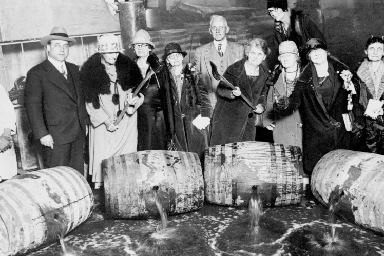 Активістки Жіночого християнського союзу тверезості розбивають діжки з алкоголем, виявлені під час рейду, 14 квітня 1929 року.