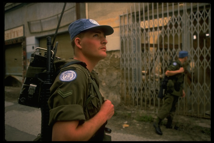 Канадские военные в составе миротворческой миссии ООН патрулируют «зеленую линию» на Кипре, март 1989 года.
