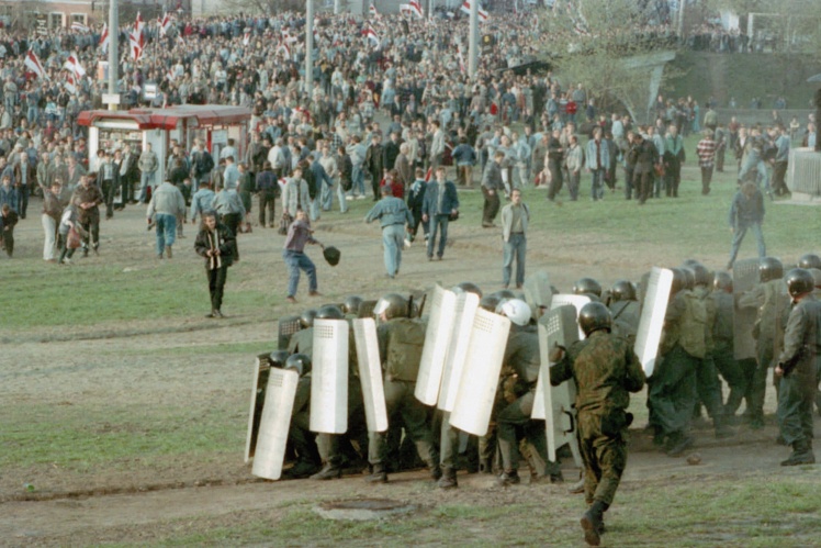 Насильницький розгін учасників мирної демонстрації з нагоди 10 річниці Чорнобильської катастрофи.