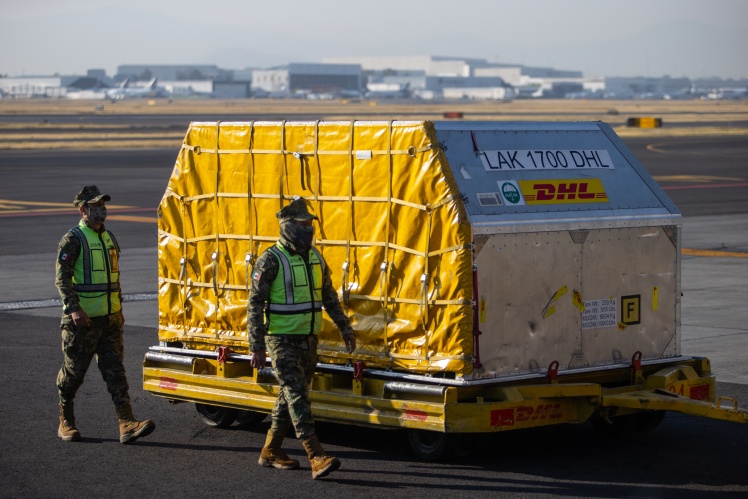 Військові охороняють контейнер з вакцинами Pfizer/BioNTech в аеропорту в Мехіко, 5 січня 2021 року.
