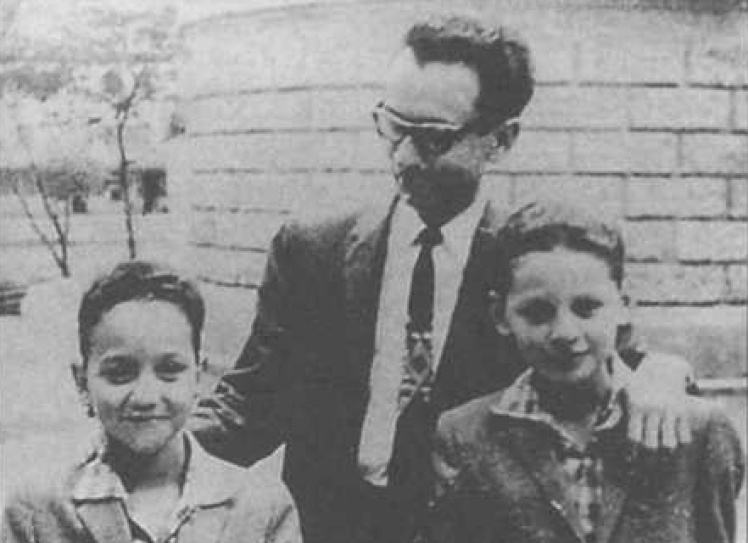 Хосе Альтаграсія Рамірес Навас із синами Іллічем і Леніним. Каракас, Венесуела, 1954 рік.