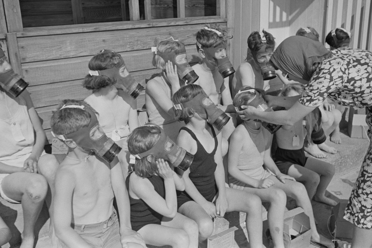 Евакуйованих британських дітей навчають одягати протигази, 2 вересня 1939 року.