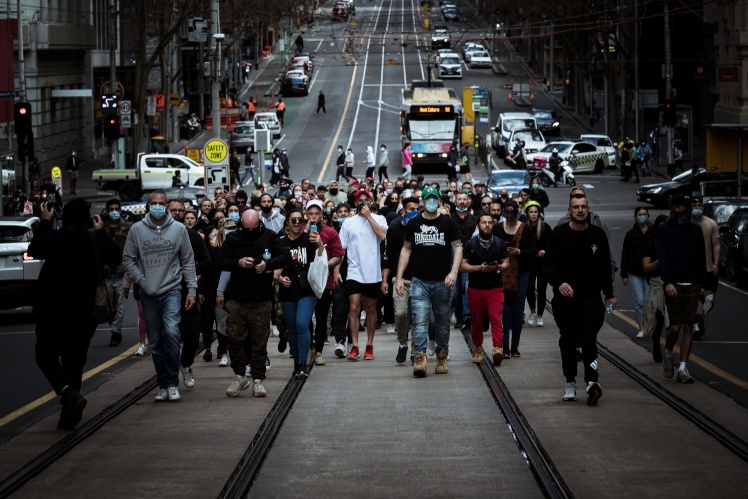 Протестувальники проти жорсткого карантину в Мельбурні організували «вільну прогулянку» містом, 13 вересня 2020 року.