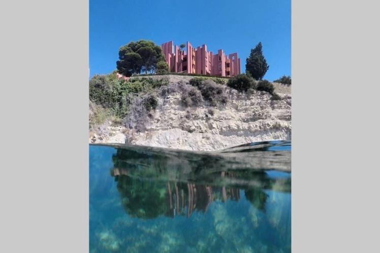 Жилой комплекс La Muralla Roja.