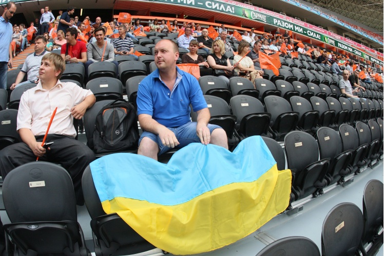 В это время на стадионе в честь победы «Шахтера» в Чемпионате Украины сезона 2013/2014 собрались сотрудники донецкой команды, тренеры и воспитанники клуба.