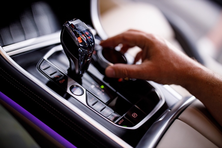 Двигун сполучений із восьмишвидкісною коробкою передач Steptronic Sport, яка виграла кілька нагород автомобільних медіа. Ручка передач оздоблена кристалом Crafted Clarity.