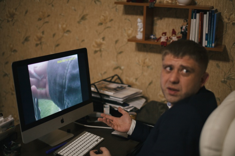 Адвокат Віталій Жуковський показує оперативне відео, яке стало доказом проти Максима в суді.