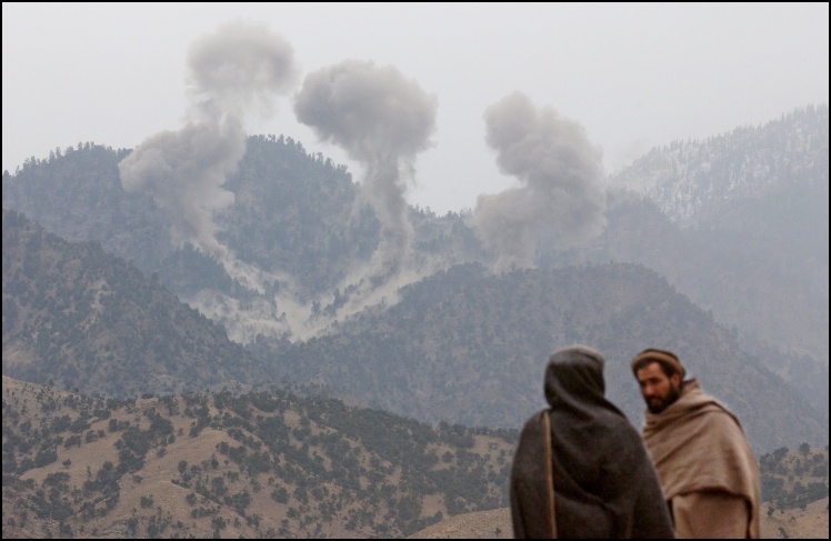 Американские войска бомбят позиции «Аль-Каиды» в Афганистане, 2001 год.