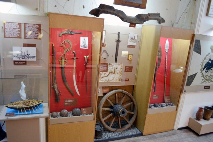 Експозиція «Наш край XV ст. — 1914 р.» складається з холодної та вогнепальної зброї козацької доби.