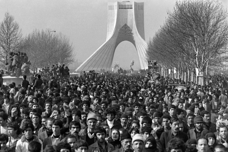 Сотні тисяч людей збираються на площі Свободи в Тегерані, щоб привітати кортеж лідера іранської опозиції та засновника Ісламської Республіки Іран аятоли Рухолли Хомейні після його повернення з вигнання, 1 лютого 1979 року під час повстання проти режиму шаха.