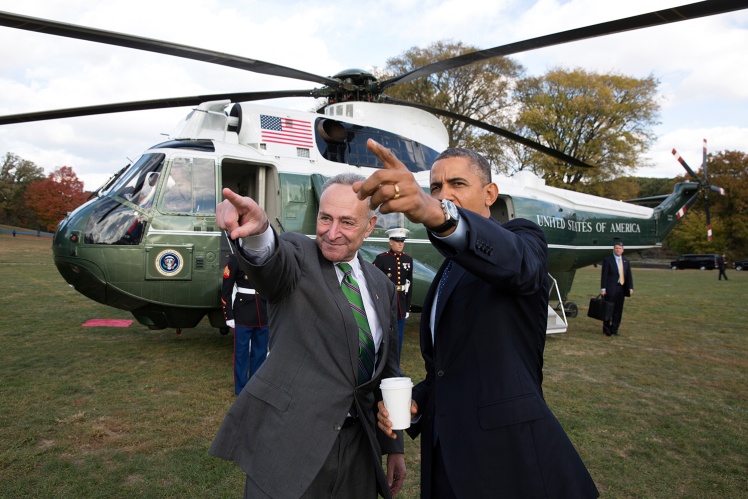 «Ядерный чемоданчик» можно увидеть у помощника Барака Обамы, который стоит справа у хвоста вертолета.