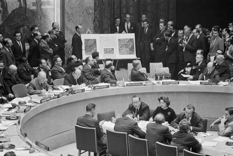 Делегація США на екстреному засіданні Ради безпеки ООН показує знімки радянських ракет на Кубі, 25 жовтня 1962 року.
