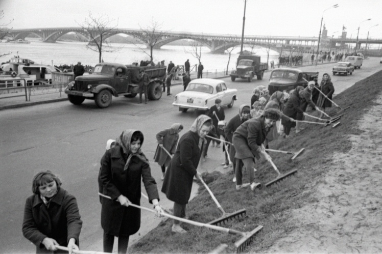 Киевские студенты на Набережном шоссе на воскреснике во время месячника по благоустройству и озеленению города, апрель 1968 года.